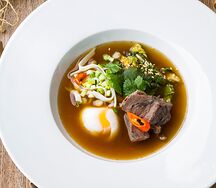 Рамен с лапшой и томлеными щеками