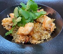 Креветки wok с рисом и овощами