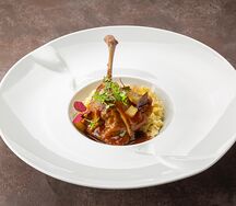Утиная ножка конфи с яблочным мармеладом и булгуром