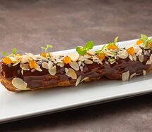 Эклер Xl с кремом из кориандра, шоколадом и миндалем