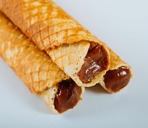 Вафельная трубочка с вареной сгущенкой