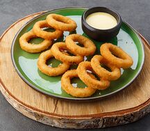 Луковые кольца с сырным соусом