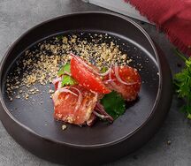 Салат с томатами и красным луком с грецким орехом и винным уксусом