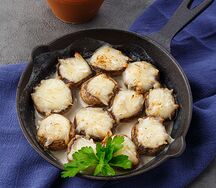 Запеченные шампиньоны с сыром сулугуни
