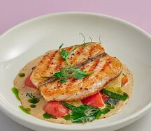 Лосось на гриле с овощами в сливочном соусе