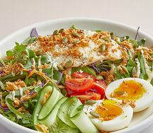 Салат с курицей и овощами