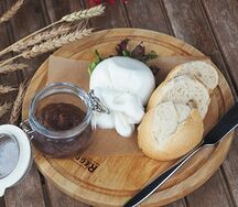 Буррата с джемом из фиников