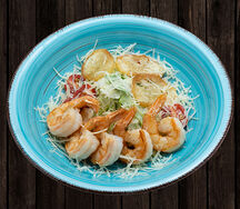 Салат Цезарь с креветками