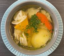 Домашние пельмени с бульоном