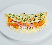 Омлет с помидорами, ветчиной и сыром