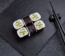 Классический ролл с огурцом