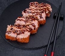 Горячий ролл с гребешком и креветкой