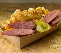 Бокс с говяжьей сосиской