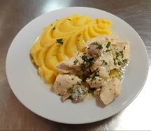 Курица в сметане с грибами