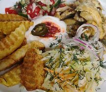 Шаверма на тарелке двойная