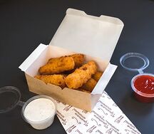 Сырные палочки и брусничный соус
