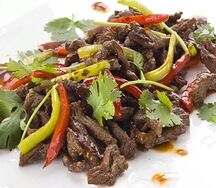 Шёлковая свинина, жаренная с болгарским перцем и овощами