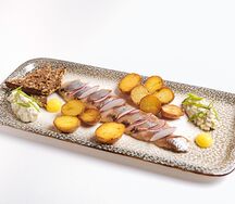 Нежное филе атлантической сельди с отварным картофелем красным луком