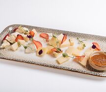 Ассорти сыров с соусом из меда и орехами