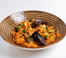 Фарфалле с лососем, морепродуктами, шпинатом и соусом песто