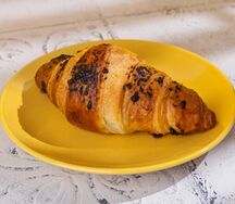 Круассан с шоколадной начинкой