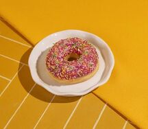 Донат с клубничной начинкой