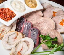 Мясные деликатесы