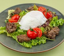 Салат с овощами и цыпленком