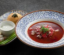 Борщ с салом, пампушкой и зеленым луком