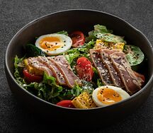 Салат с тунцом татаки и кунжутным дрессингом