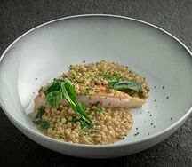 Цыпленок с птитимом и белыми грибами