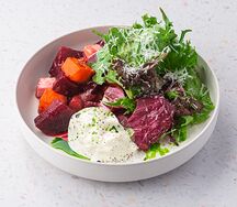 Салат из свёклы со страчателлой, тыквой и грушей