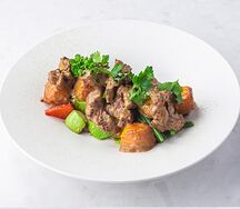 Жареная тыква с говядиной и овощами в соусе демиглас