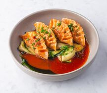 Дамплинги с креветками и огурцами в сеульском соусе