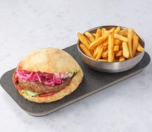 Пита с котлетой и овощами