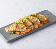 Дамплинги с креветками и морковью в тайском соусе