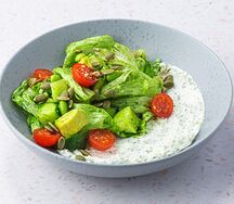 Салат с авокадо, эдамамэ и сыром фета