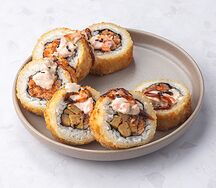 Тёплый ролл с креветками в сливочном соусе