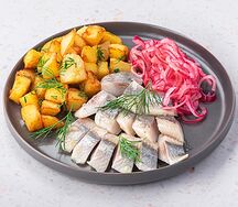 Маринованная сельдь с жареным картофелем