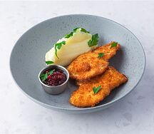 Куриный шницель с брусничным соусом и картофельным пюре