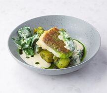 Жареная белая рыба с начинкой из соуса песто с картофелем