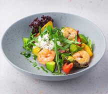 Салат с креветками, апельсинами и страчателлой