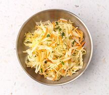 Пикантный салат с капустой