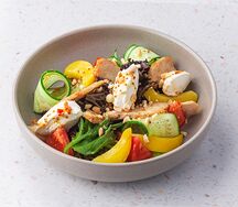 Салат с цыплёнком, персиком и сливочным сыром