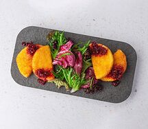 Горячий сыр с брусничным соусом