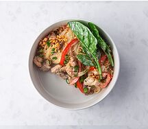 Цыплёнок с фунчозой, шпинатом и соусом санми