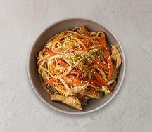 Удон с цыплёнком, овощами и соусом терияки