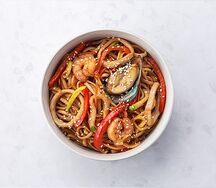 Удон с морепродуктами, овощами и соусом удон