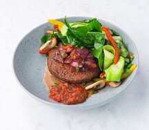 Бифштекс с овощами и соусом лечо