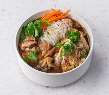 Азиатский суп с цыплёнком, фунчозой, овощами и яйцом